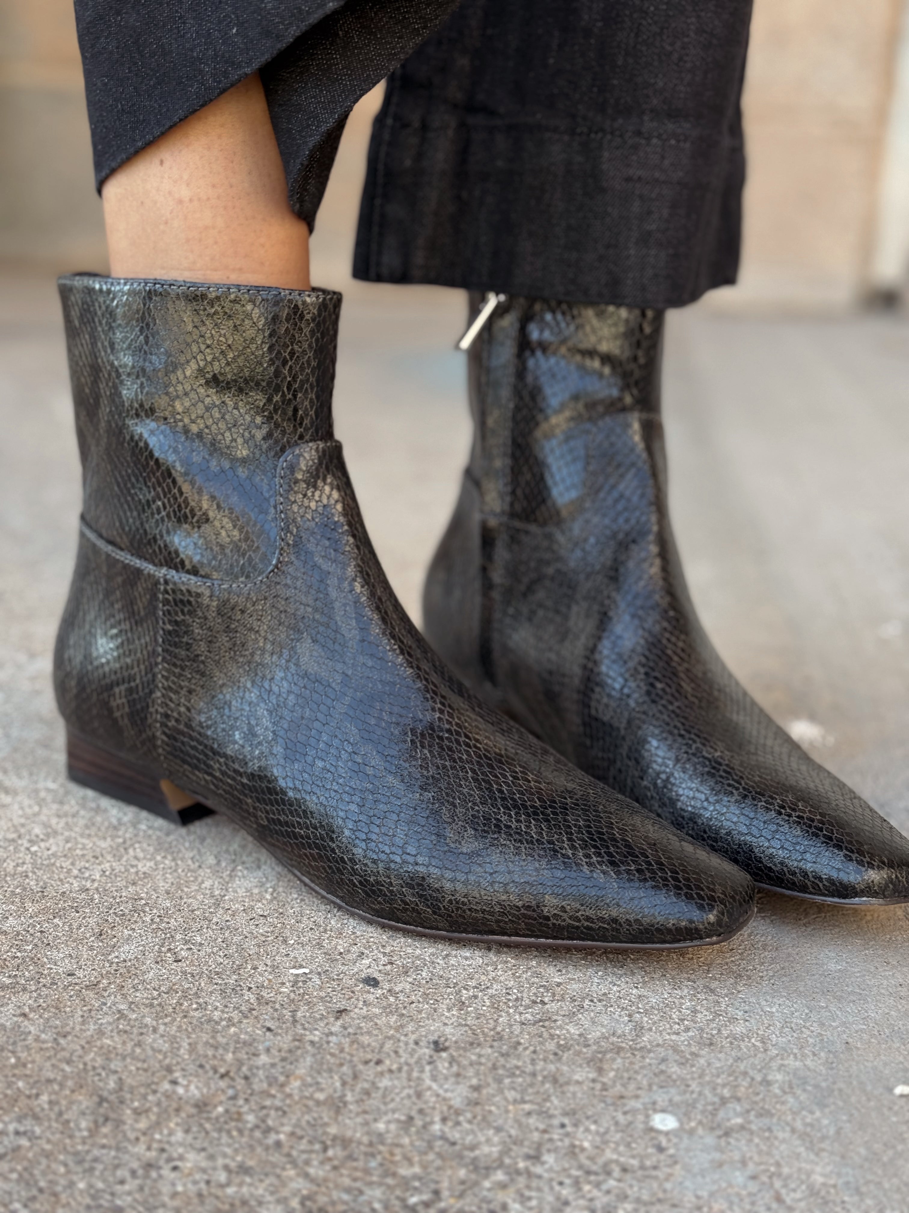 (取寄) フリーピープル レディース イージー ダズ イット スネーク プリント アンクル ブーツ Free People women Easy Does It Snake Print Ankle Boots Military Snake Print Free People | Easy Does It Vegan Snake Boots - Military Snake